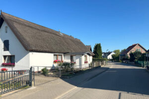 Impression des Radweges durch die Dorfstrasse Ückeritz