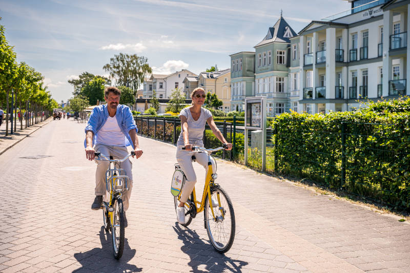 Parr beim Radfahren entlang der Strandpromenade in Ahlbeck