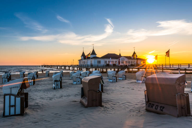 Sonnenuntergang über der Seebrücke Heringsdorf auf der Insel Usedom