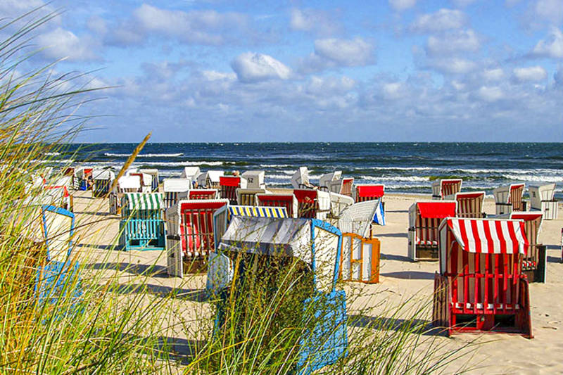 Strandkörbe am Strand des Seebades Kölpinsee