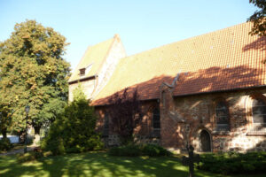 Dorfkirche in Koserow im Abendlicht
