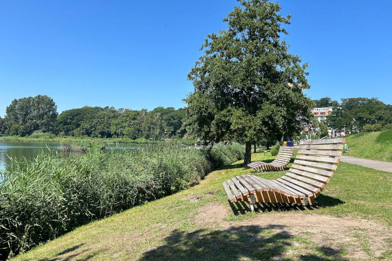Chillen auf Liegebänken direkt am Kölpinsee