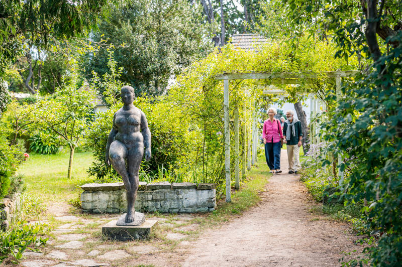 Paar im Garten des Gedenkateliers Niemeyer Holstein am Lütten Ort