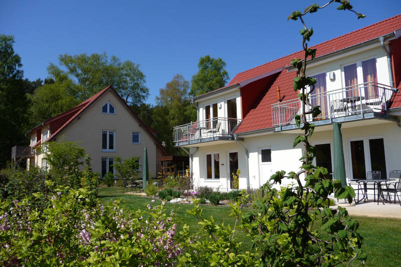 Blick auf die Usedom Ferienwohnungen Tannengrund aus dem Garten