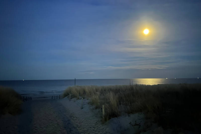 Ausblick auf die Ostsee beim Sonnenuntergang von der Strandpromenade Kölpinsee