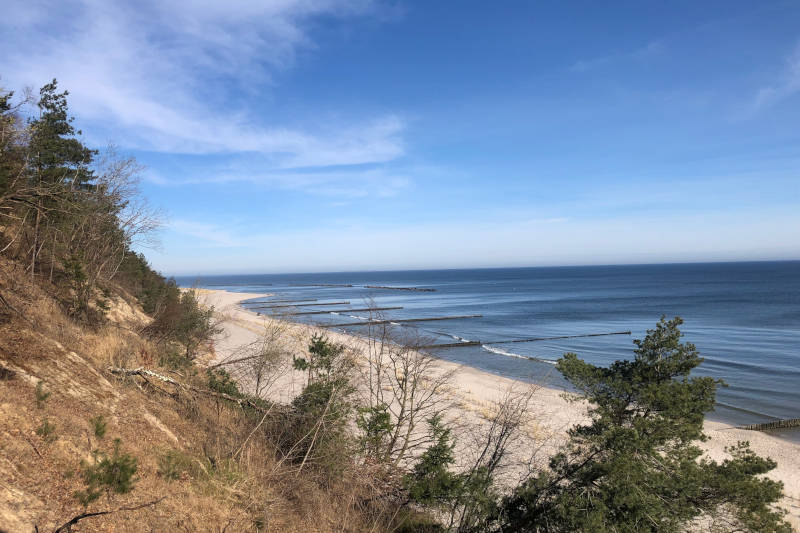 Ausblick von der Steilküste am Streckelsberg auf die Ostsee