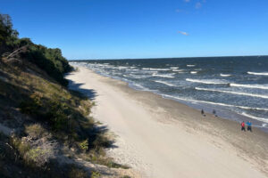 Blick im Herbst auf den Strandabschnitt hinter der Steilküste Richtung Ückeritz