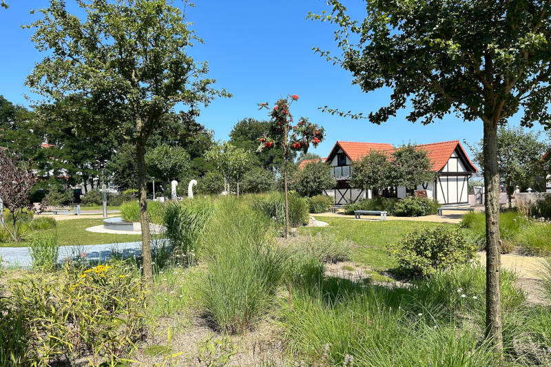 Strandvorplatz am Restaurant Stranddistel im Ostseebad Kölpinsee