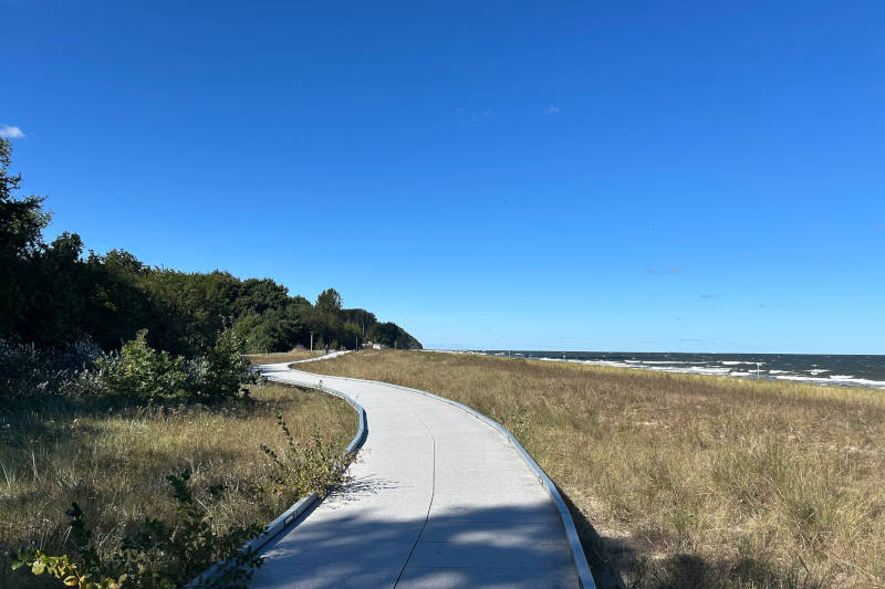 Strandpromenade des Ostseebades Kölpinsee in den Stranddünen