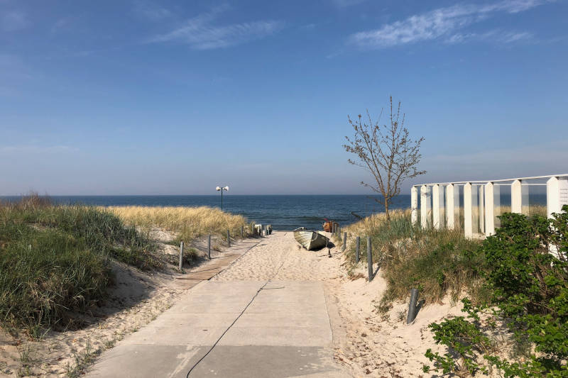 Zugang zum weißen Ostseestrand in Stubbenfelde