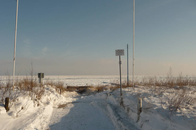 Verschneiter Strandzugang des Seebades Kölpinsee
