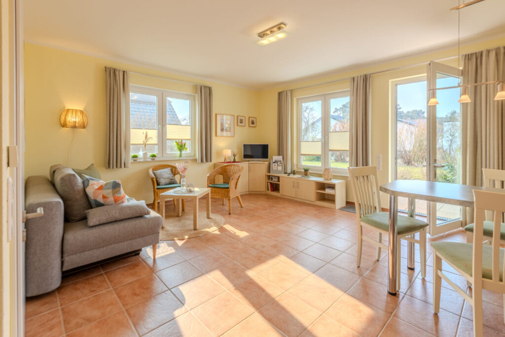 Kurt - Wohnzimmer mit Sitzecke und Essbereich