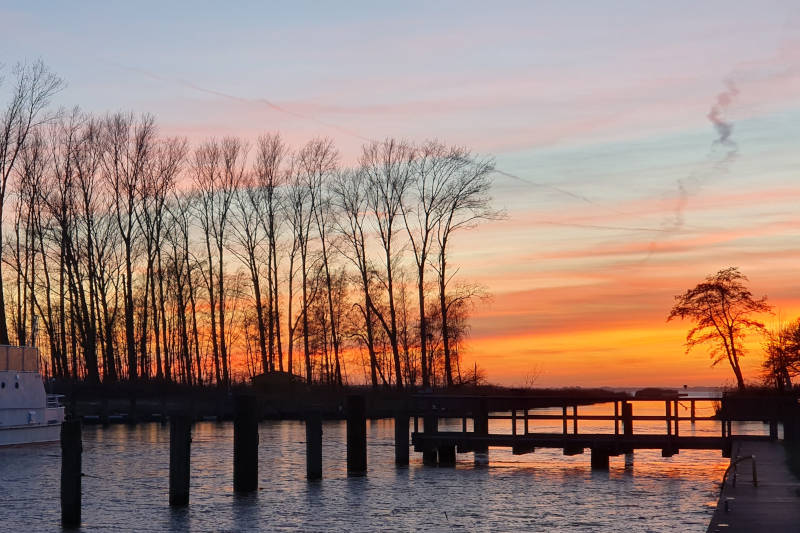 Sonnenuntergang über dem Achterwasser in Stagniess