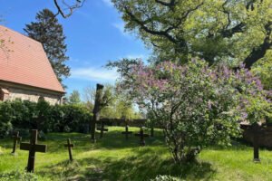 Friedhof an der Kirche von Mellenthin