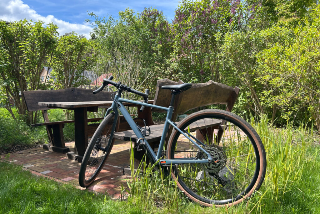 Fahrrad im Garten an der Grillbank