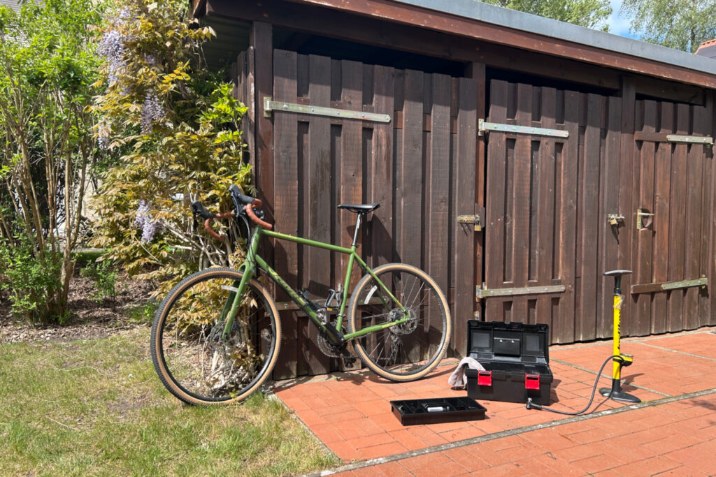 Werkzeugkoffer & Luftpumpe im Fahrradschuppen